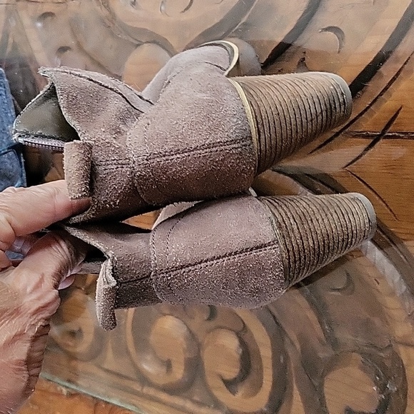 Steve Madden PLOVER Taupe Suede Leather Zippered heeles booties 8 - Picture 4 of 12
